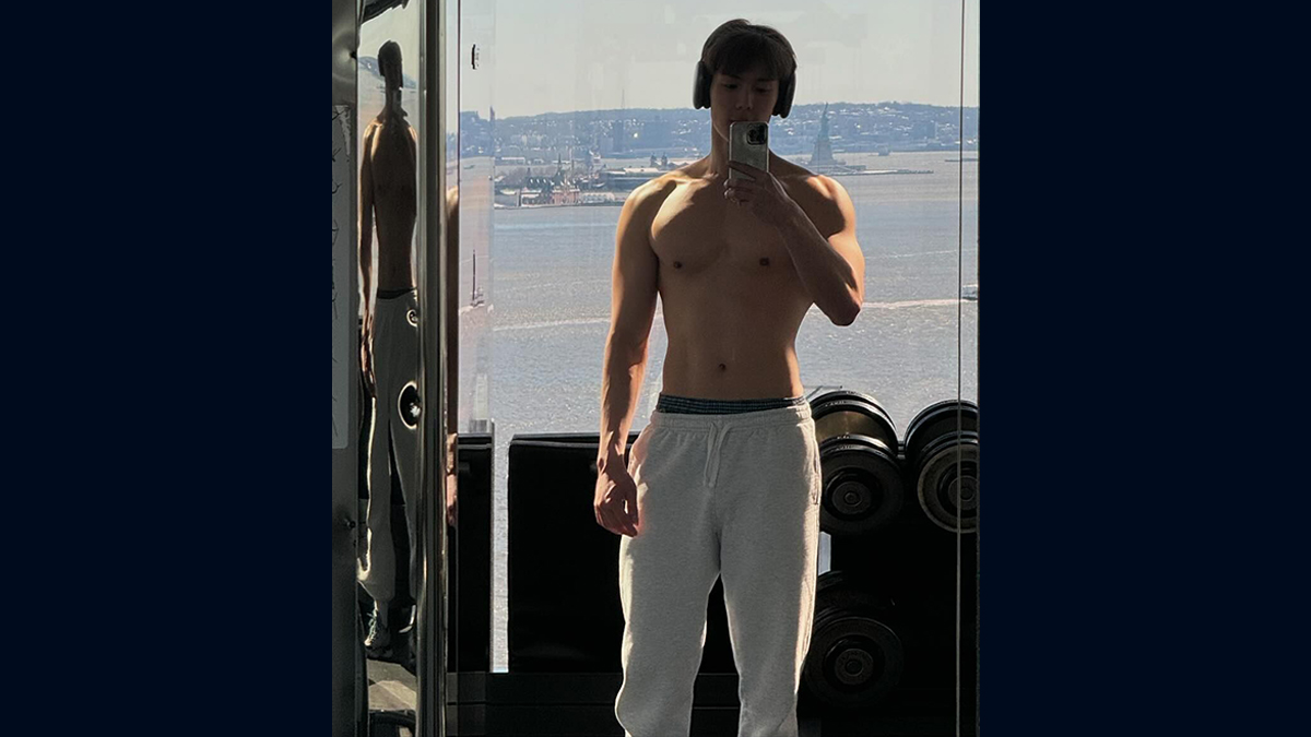 Shownu, também conhecido como Son Hyun-woo, compartilha uma foto sem camisa no Instagram!  O cantor do Monsta X exibe seu corpo esculpido em sua última selfie no espelho